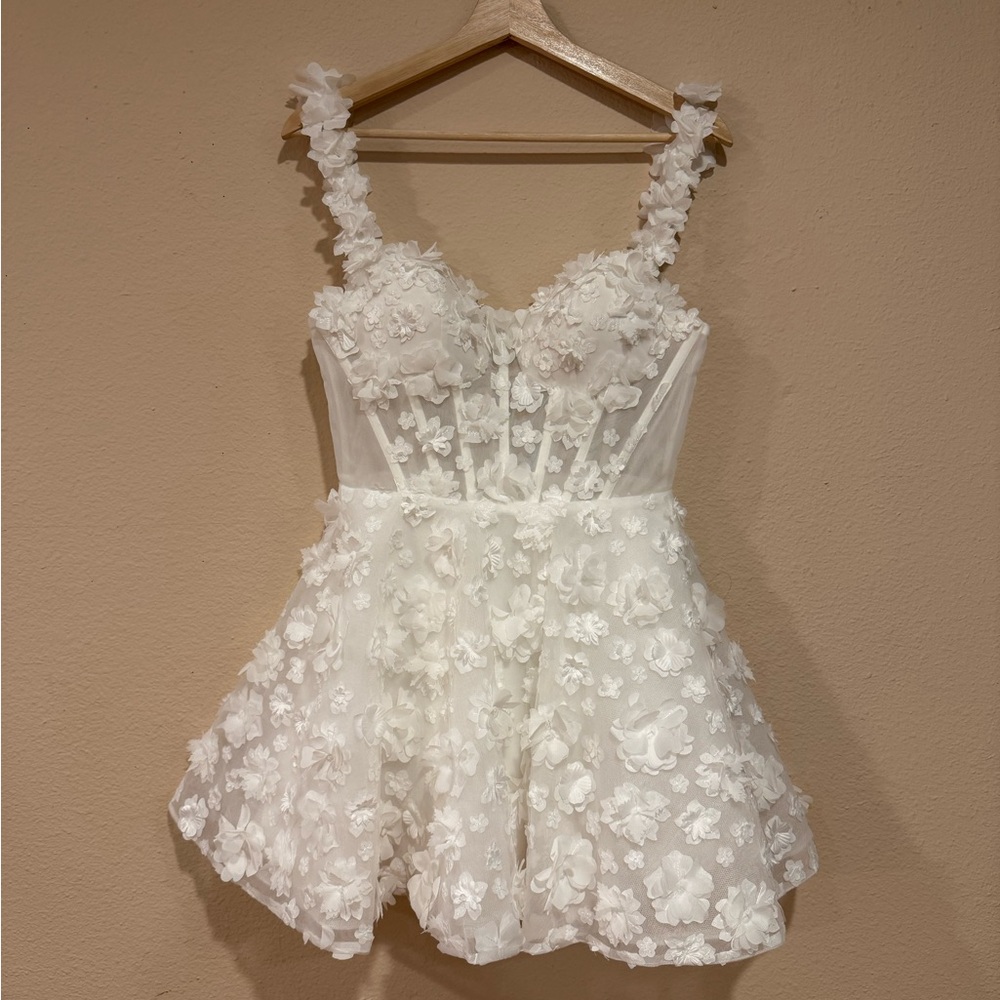 Chic White Floral Appliqué Mini Dress